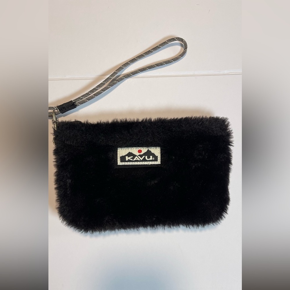 KAVU BLACK FURRY WRISTLET
NWOT